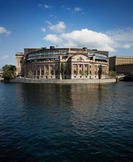 Det demokratiska systemet i Sverige Sverige är en representativ demokrati och styrs utifrån demokratisk struktur på olika nivåer i samhället. Sverige är också en monarki.
