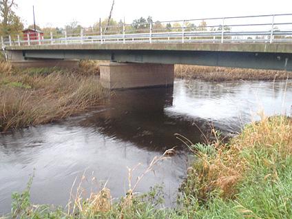 Em42B. Gårdvedaån, S. Gårdveda Datum: 211-1-18 Kommun: Hultsfred Koordinat: 63616/149668 RT9-1 m uppströms bron.