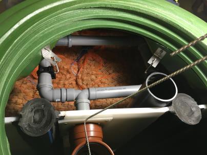 6. Vattenspridningssystemet i BDT PÅ BURK Spola rent vatten in i inloppet till bioreaktorn i BDT PÅ
