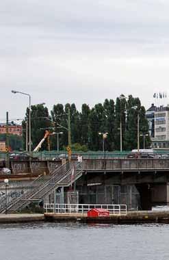 Huvudbalk Gångbana Spårmitt Spårmitt Tvärbalk Långbalkar Figur 2. Tvärsektion av överbyggnaden. Foto (a) Positionen för fotot i (b). Spricka (b) Hittad spricka. Figur 3.