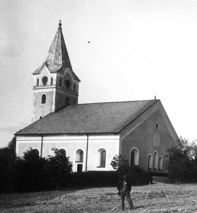Kyrkan byggdes upp igen med ett enklare torn och tak.