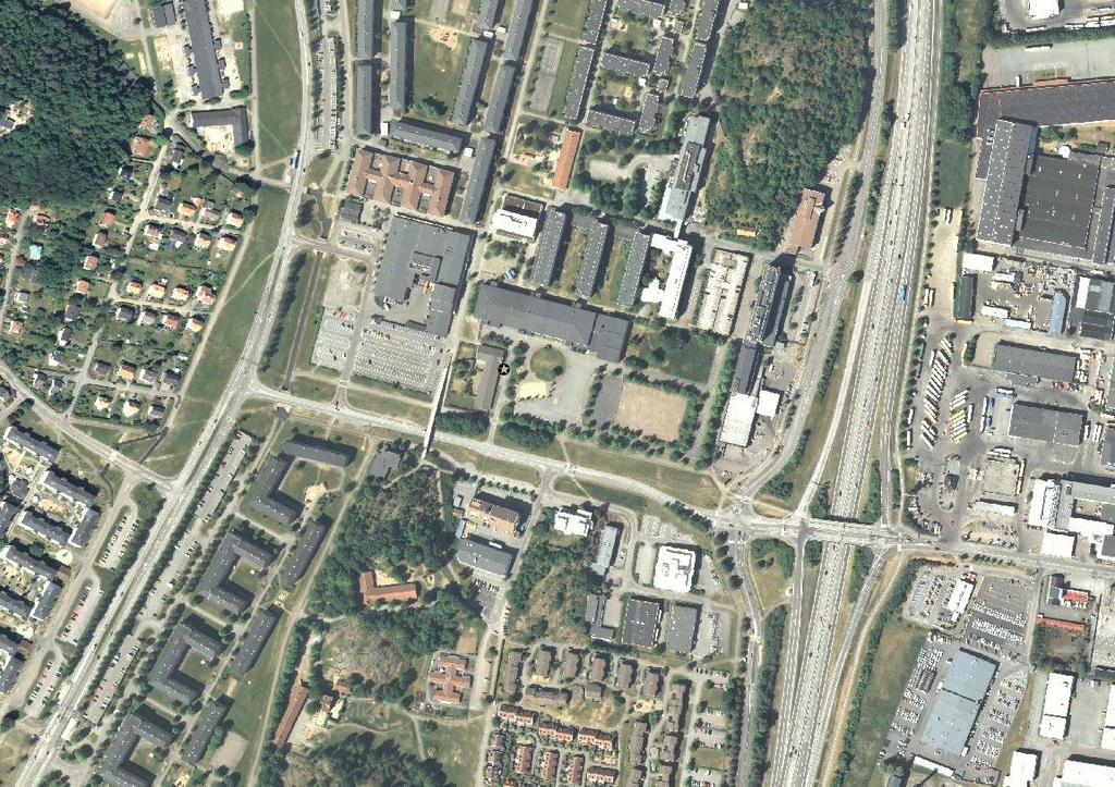 Figur 6. Karta som visar positionen för mätplatsen vid Skälltorpsskolan (röd stjärna). Utredningsområdet är inritat ungefärligt med röd streckning i flygfotot.