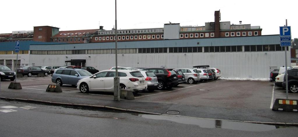 Där består bröstningen av grönt glas som kontrasterar mot den i övrigt röda tegelfasaden. Sockeln mot Mölndalsvägen är klädd med stenplattor av grå granit.