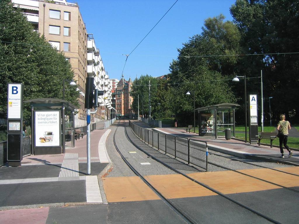 BRUNNSGATAN Foto: Kerstin Ström Ombyggnad av 2 hållplatslägen med höjda och breddade plattformar och delvis ny hållplatsutrustning.