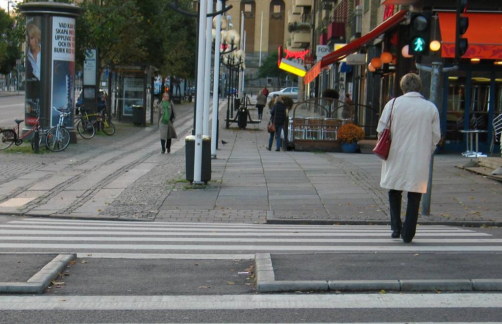 GÅNGPASSAGER I CITY Foto: Roland Ahlgren Handikappanpassning av gångpassager i centrala delarna av Göteborg kräver särskild omsorg om estetik och anpassning till lokala förhållanden.