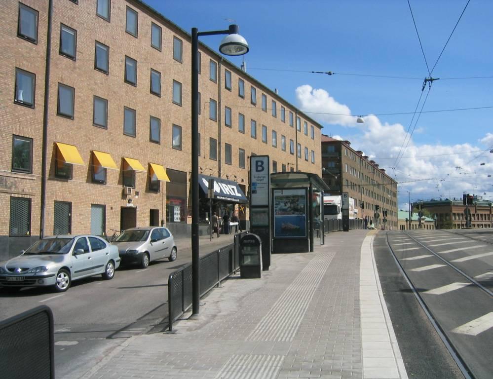 STIGBERGSTORGET, läge B Foto: Kerstin Ström Kostnadseffektiv hållplatsombyggnad av hållplatsläge B (Läge C planerat för ombyggnad 2007). Plattformen har höjts med L-stöd.