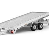 Tack vare de breda ramperna på plattformen och den låga lastvinkeln, kan både stora och små fordon lastas på släpvagnen.