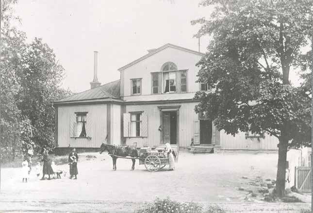 HUSET OMKRING ÅR 1902. PÅ BILDEN SYNS DE TVÅ ENTRÉERNA. DEN HÖGRA SATTES IGEN UNDER 1920-TALET. FOTO: E THOMEÉ.