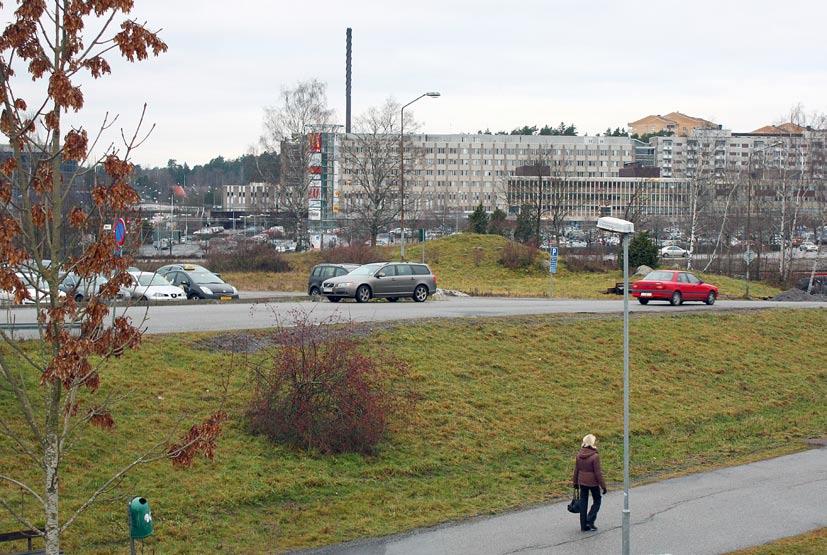 Gravfältet och dess omgivning Figur 4. Kvarvarande delar av RAÄ 136. I bakgrunden Täby Centrum. Tibble gård låg förr där det idag är parkering, till höger i bild. Foto: Anna Hed Jakobsson.