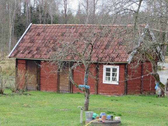 Till gården hör stenkällare, stenmur och