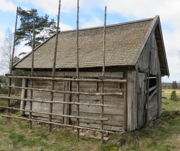 På en svag höjd i de låglänta mossodlingarna finns ännu en