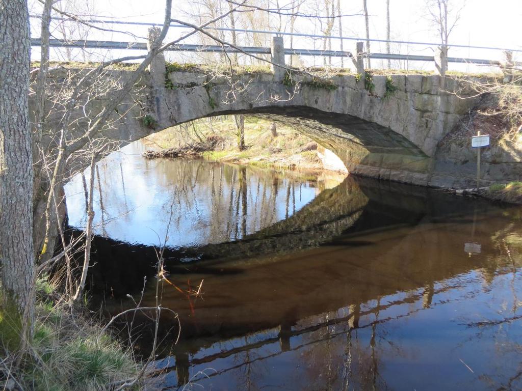 Marken söder om bron har benämnts som Skog och moras, och omgärdas tydligen av trägärdesgård.