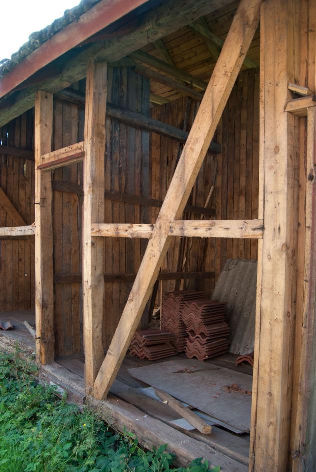 9 Den frilagda väggstommen av