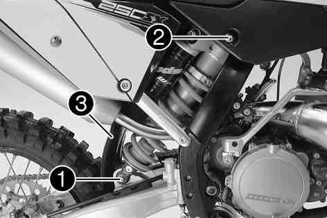 UNDERHÅLL AV CHASSI OCH MOTOR 44 11.13Demontera fjäderbenet x Palla upp motorcykeln. ( s 38) Ta bort skruven och sänk bakhjulet med baksvingen tills bakhjulet knappt kan vridas.
