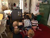 Språk Förskolan ska sträva efter att varje barn utvecklar sin förmåga att lyssna reflektera och ge uttryck för egna uppfattningar och försöka förstå andras perspektiv Lpfö 98/16 Genom rim och ramsor,