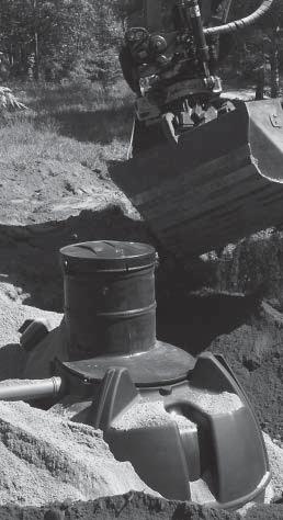 Återfyllning av schaktet Fyll stenfri sand kring slamavskiljaren och komprimera med vibrator i ca 30 cm tjocka lager.