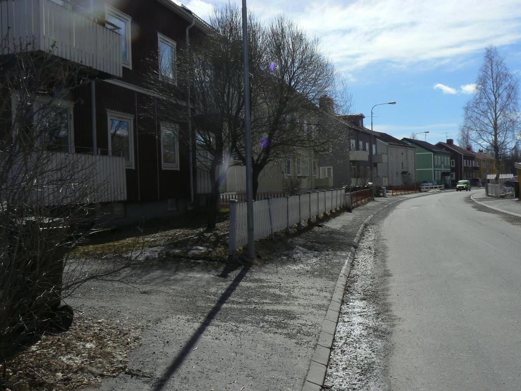 Sida 3 av 11 Bebyggelsen längs Hagmarksvägen består av flerbostadshus i två plan med sadeltak, placerade med långsida mot gata med förgårdsmark.
