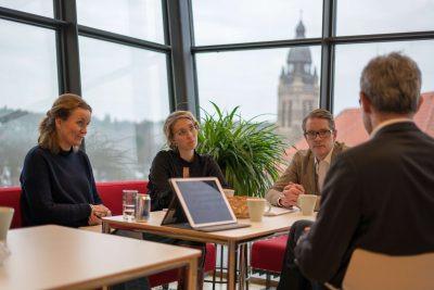 Göteborg först ut i Sweden BIO s politikerprao - Riksdagspolitiker besökte IRLAB Syftet med "Life science-företagare för en dag" är att belysa branschens betydelse för Sverige och vad den behöver för