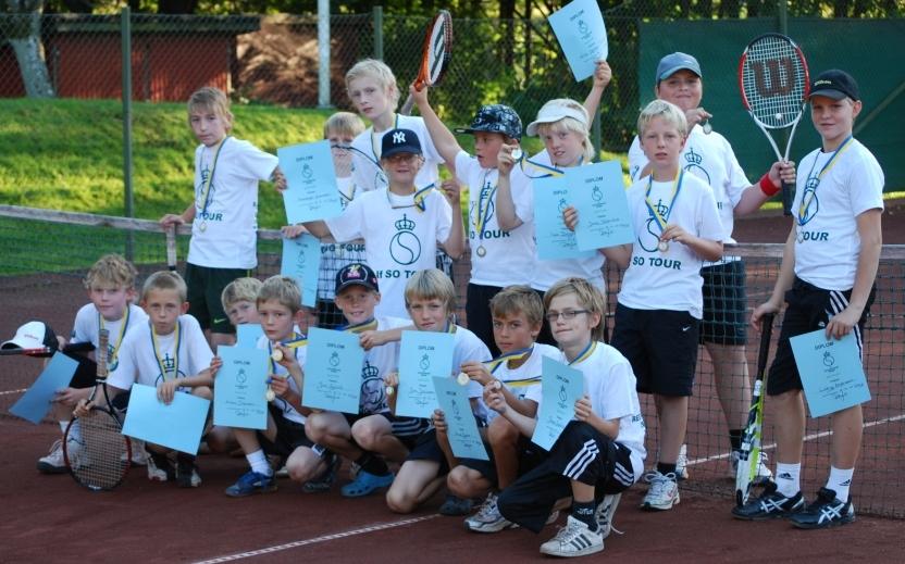 UTRUSTNING OCH PRISER I god tid innan tävlingsstart får arrangerande klubbar följande material gratis (exkl.
