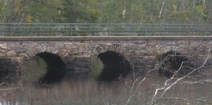 Om enbart bron skulle vara en begränsning för flödet i Helge å skulle skillnaden i vattenytans lutning vara liten nedströms bron mellan låg och högvattenföring.