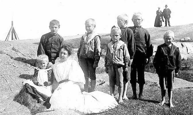 Understen. Lärarinnan Laura Sandström med bl.a. fyrmästarbarnen Valborg, Georg och Herbert Bergström. Fröken Sandström var också verksam vid lotsbarnskolorna på Svenska Högarna och Huvudskär.