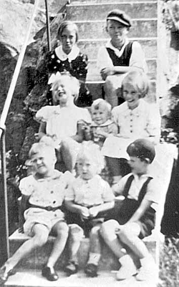 sina ålägganden på ett berömligt sätt. NN besitter god undervisningsförmåga och har lyckats bland eleverna upprätthålla ordning och gott skick. NN rekommenderas till dem som behöver dennes tjänster.