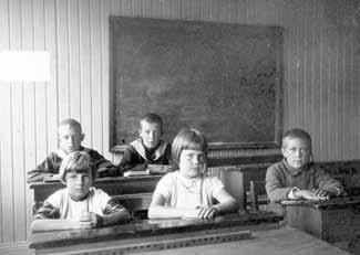 Världen utanför Stockholm Lotsplatserna Vållö i Kalmarsund respektive Långören och Aspö i Karlskrona skärgård kom att vara pionjärer. Lotsbarnskola bedrevs på Ölands Norra Udde 1924-1932.