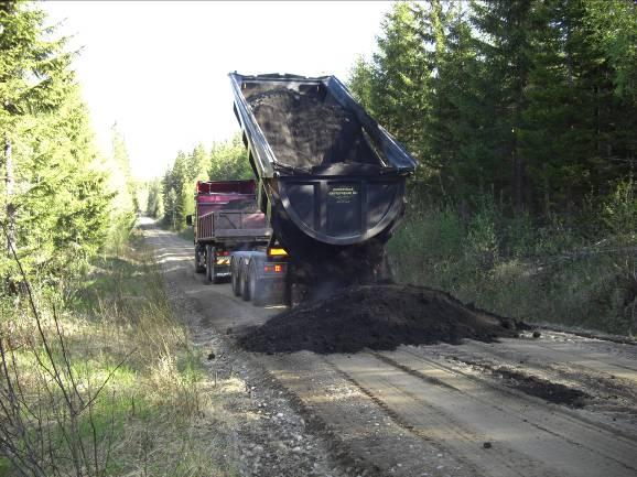 a) The road material was broken up with a milling cutter. b) Binder was installed on the road surface.