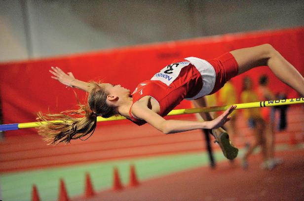 Bra utdelning vid G i Uddevalla Linnea tog två guld Två guld och ett brons. Det blev den fantastiska utdelningen för 13-åriga Linnea Lindbom vid 2011 års Nordeamästerskap (G) inomhus.