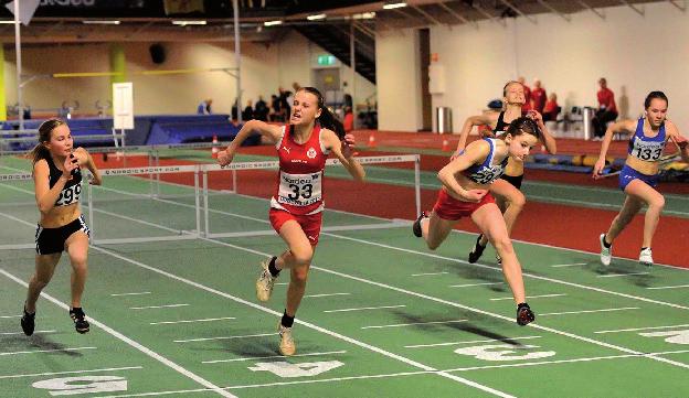 Linnea Lindbom vräker på för fullt in mot målet och vinner G-finalen på 60 m häck. Foto: HASSE SJÖGREN, Deca.