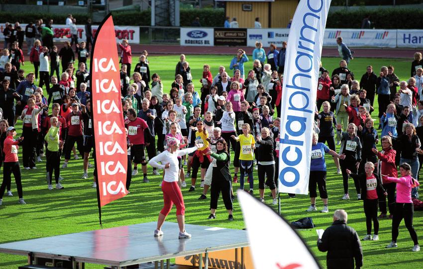 Uppvärmning under ledning av Camilla Holmström från Friskis & Svettis. Foto: Patrik Söderström, BLT. Ny succé för Blodomloppet Över 1800 deltagare 1300 i fjol. Över 1800 i år.
