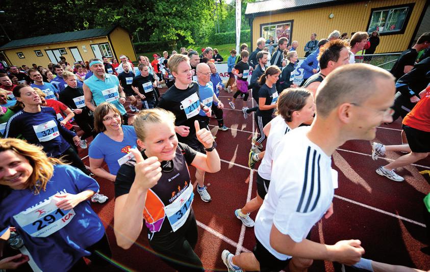 Trångt men glada miner när starten går i Blodomloppet. Också på den kvinnliga sidan gick det fort. Jannike Åkesson sprang in på tiden 41,32. Hon hade bara 20 herrar före sig.