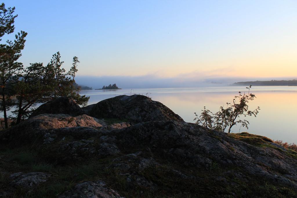 Naturcentrum och Ytterjärna Kulturcentrum berättar mer om leden och de vackra områdena som den passerar.