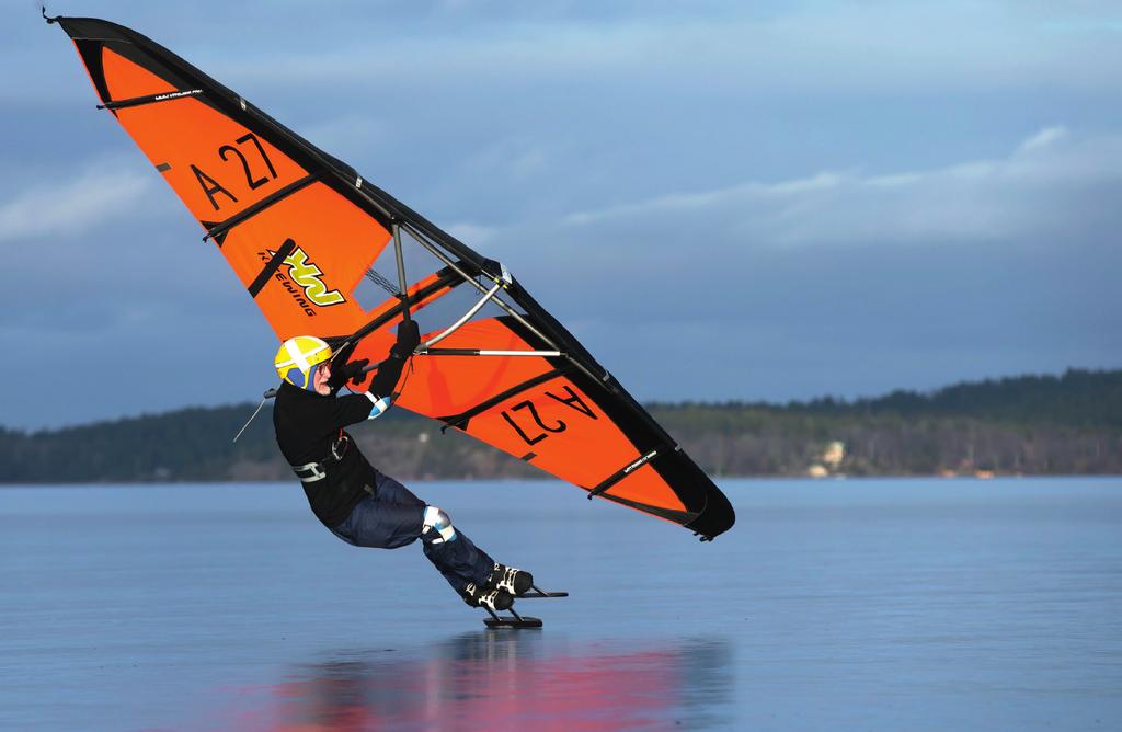 Kitewing kom till i slutet av 1980-talet när finländarna Sami Tuurna och Carl-Magnus Fogelholm fick idén att bygga ett vingformat issegel.