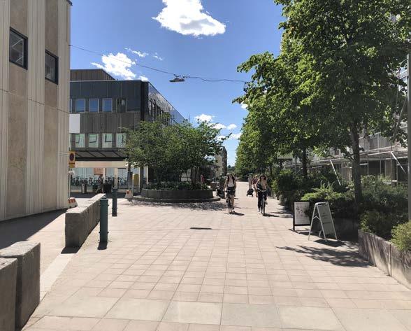 Här finns många av Täbys viktiga samhällsfunktioner så som sjukhus, polisstation, banker, kyrka, kultur- och kommunhus, men också mindre butiker och restauranger och mötesplatser för unga.