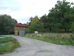 Vattetoret Toret ligr på e skogsbevuxe kulle och tillhör aläggis ursprugliga bebyglse. I sambad med att kommualt vatte istallerades i området förlorade toret si fuktio och byggade övergavs.
