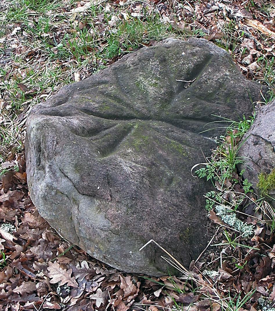 Samtliga stenar pryds av Karl XII:s namnchiffer med en kunglig krona över. På 1-milstenarna finns också årtalet 1707 det år då nästan alla stenar i Vadsbo härad sattes upp, bland dem stenen i Ekby.
