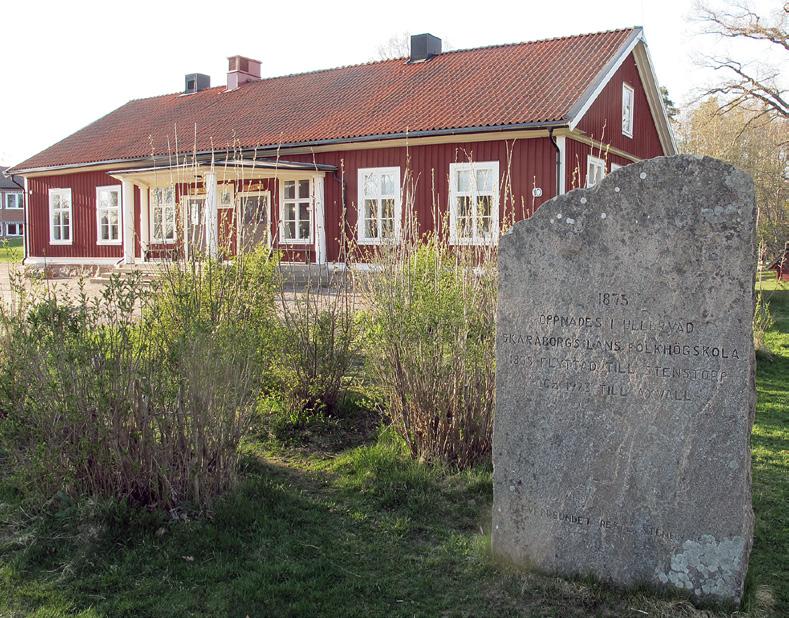 8 Skaraborgs första folkhögskola Skaraborgs läns första folkhögskola öppnades här i Ullervad höstterminen 1873. Lektionssalar fanns på flera ställen, bland annat i den äldre folkskolan.