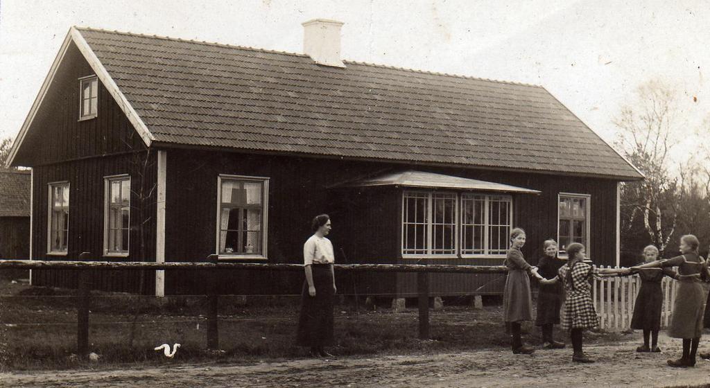 Skolträff den 19 augusti 2014 Med elever som började skolan i Borgared i mitten av 1940-talet. Borgareds skola byggdes 1880. Lärare 1938-1945 var Elvira Nelson.