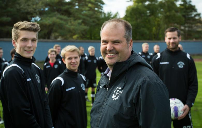 Vrmt välkomn tt nmäl ert hockeylg till kommnde säsong! VAD ÄR GULDFEMMAN? Guldfemmn är en tävling som låter er medlemmr och supportrr ger cocher för sin lldeles egn drömlg.