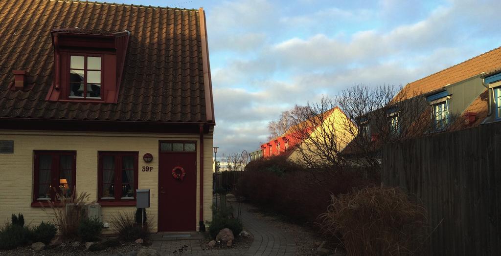 Gula betongpannor. Vindskiva i plåt, röd alternativt mörkt grå.