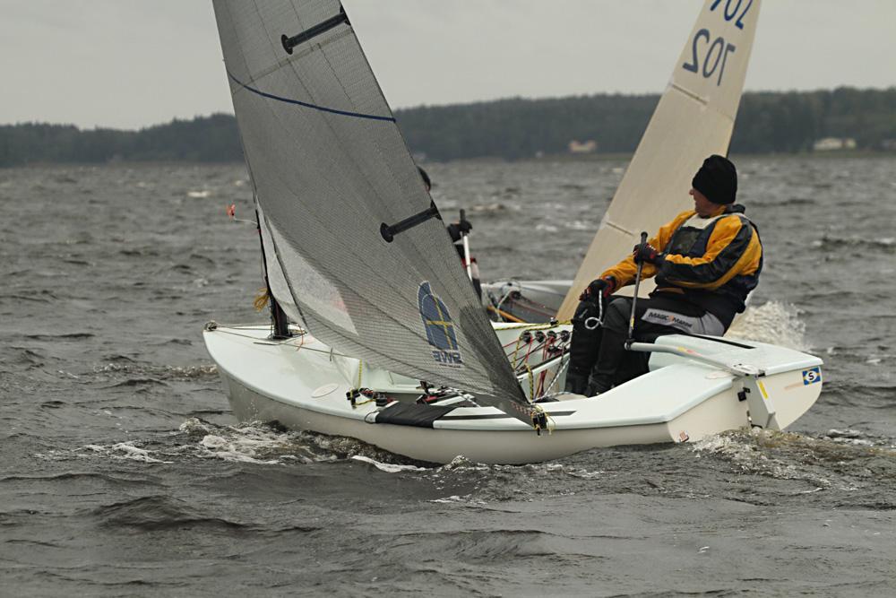 SWE 44/Bengt Strömberg passerar alldeles bakom SWE 702/Gert Pluto under Sola Cup 2011 Svenska Finnjolleförbundets styrelse önskar alla