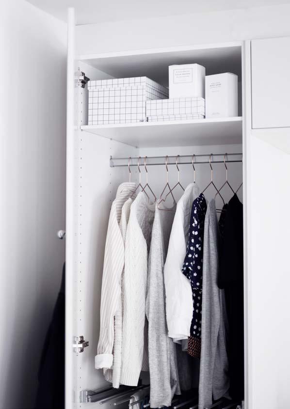 EXTRA GARDEROB LUCKA MAJA Mått: (HxBxD) 2250x600x580 mm Med en hylla och klädstång Beslag ingår Vit F20 NCS S 0500-N Pris: 4 000:- ANNAN LUCKA PÅ GARDEROB