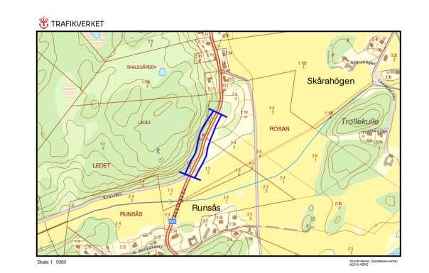 N 943, Ledet, ONSALA Motivering: Vägkant med fina torrbackar mot klippor och blåsippsbacke i hassellund.