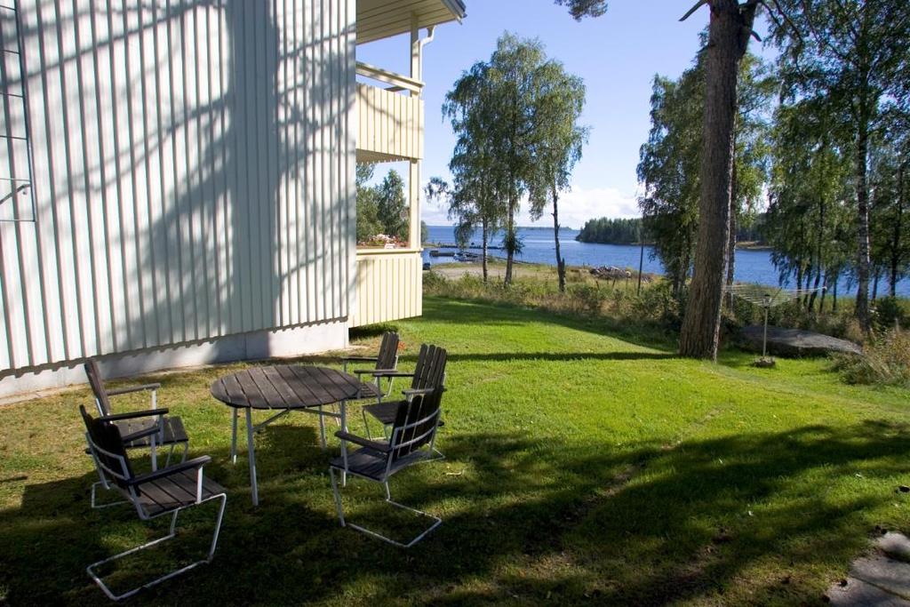 Byggnadsbeskrivning Byggnadsår 1989 Antal våningar 2 våningar Parkering 4 garage / 8 p-platser Grundläggning/stomme Betong Fasad Trä Fönster Treglas Värme Vattenburen bergvärme Tak Plåt Hiss En