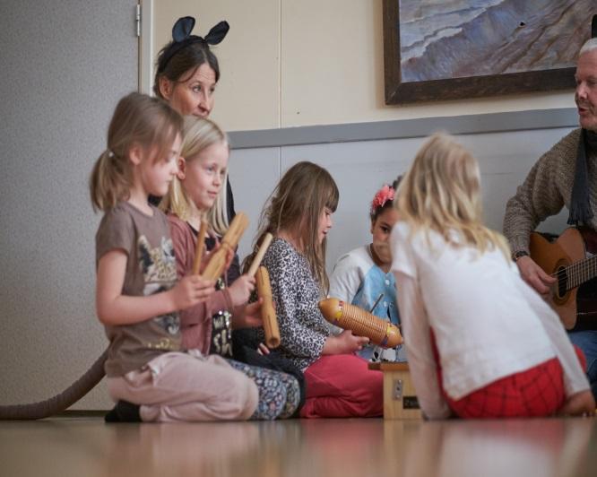 Spår samt vinteraktiva spindlar och insekter: spillning, gnag, klöv- och tasspår. Spår av människa, lo, varg och björn. Knoppar och fåglar: några fågelläten, knoppar av björk, rönn och asp.
