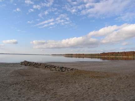 Nere vid Vombsjöns strand. Avvikelser från arbetshandlingar Kanalens bottennivå har sänkts.