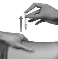 2 Utför injektionen För in injektionsnålen med en snabb pilkastningsrörelse i muskeln, i rät vinkel mot huden. Nålen ska gå helt igenom. Skjut långsamt in kolven tills sprutan är tom.