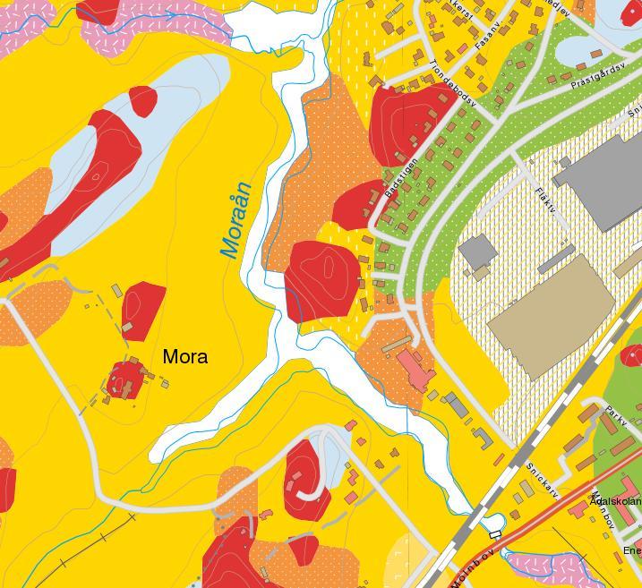 de topografiska variationerna, relativt sett, små. Marken sluttar i jämn gradient ned mot Moraån. Höjder för krön varierar mellan ca +23 till +25 (RH00), ned mot Moraån.