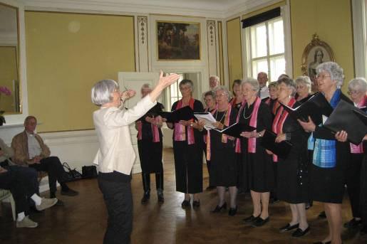 SPF-körens våravslutning F alu SPF-kör avslutade vårens sjungande med ett framträdande i Stjärnsunds kyrka och lunch med guidning på Stora Herrgården den 10 maj.